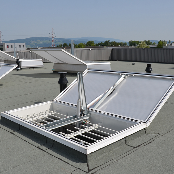 Contrôle technique d'un ventilateur d'extraction pour système de désenfumage mécanique en parking ERP.